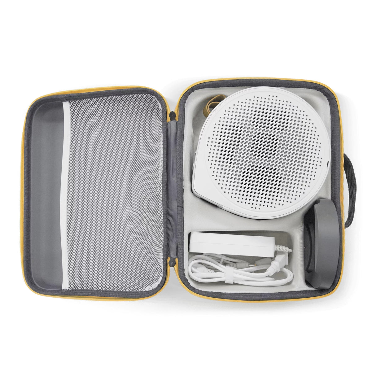 BenQ Tragetasche für GV50 und GV31 - geöffnete Tasche mit eingelegtem Beamer und Zubehör