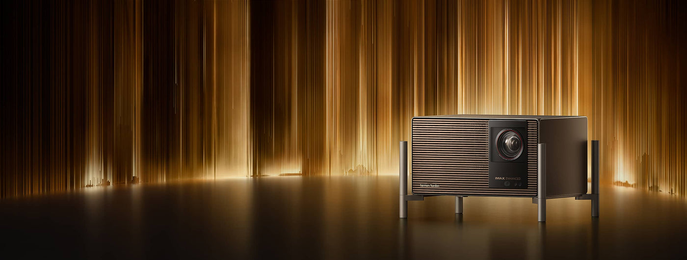 XGIMI Titan Noir Ultra Max Beamer freigestellt vor dunklem Hintergrund