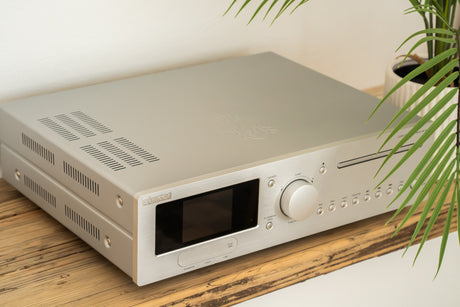 Block CVR-200 Silber AV-Receiver - Schrägansicht Wohnzimmer-Ambiente