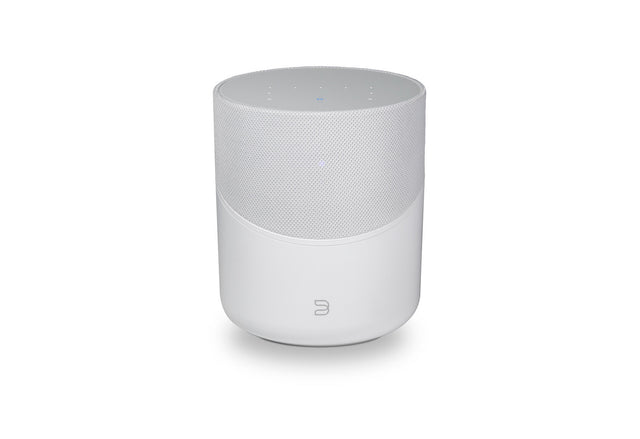 Bluesound PULSE M Weiß Streaming-Lautsprecher - Schrägansicht mit Bedienfeld oben