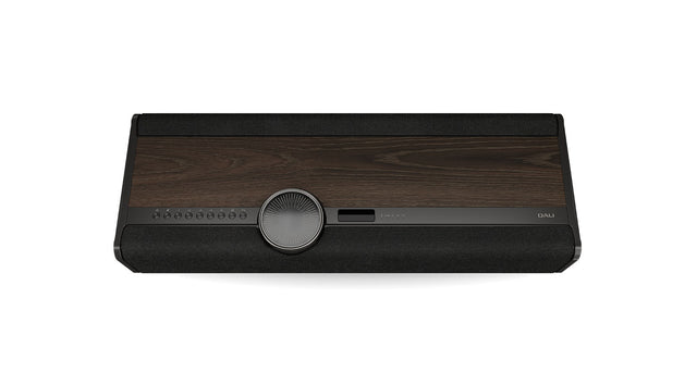 Dali Vega Eiche Dunkel Soundbar - Frontansicht Schrägansicht