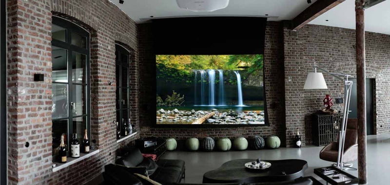 Darkvision Kontrastleinwand mit Wasserfall-Bild im Loft-Wohnzimmer
