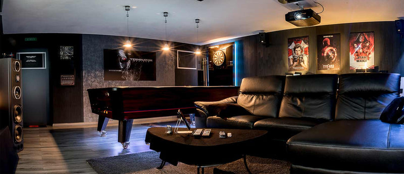 Denon AVR-X4500H AV-Receiver im Heimkino mit Billardtisch und Ledercouch