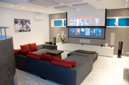 Heimkino mit Leinwand, Beamer und Loungesofa im Vergleich