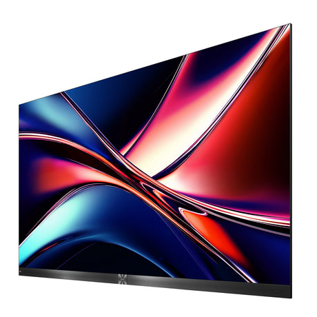 Hisense 136MXQ Micro LED Fernseher - Schrägansicht mit projiziertem Bild