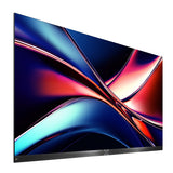 Hisense 136MXQ Micro LED Fernseher - Seitliche Schrägansicht mit projiziertem Bild