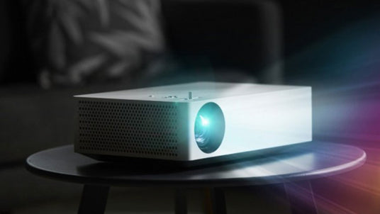 LG Largo4K Laser-TV Testbericht mit Gerät auf weißem Sofa