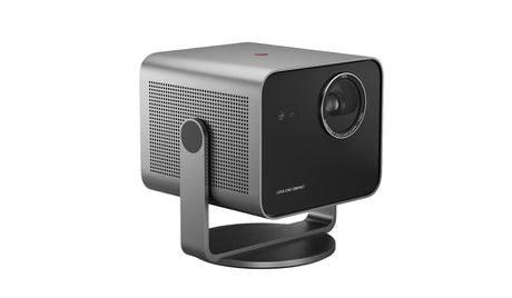 Leica Cine Compact 1 4K Beamer - Schrägansicht mit Objektiv und Standfuß