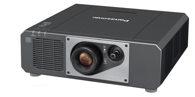 Panasonic PT-FRQ50B 4K HDR Laser Golf Beamer - Schrägansicht