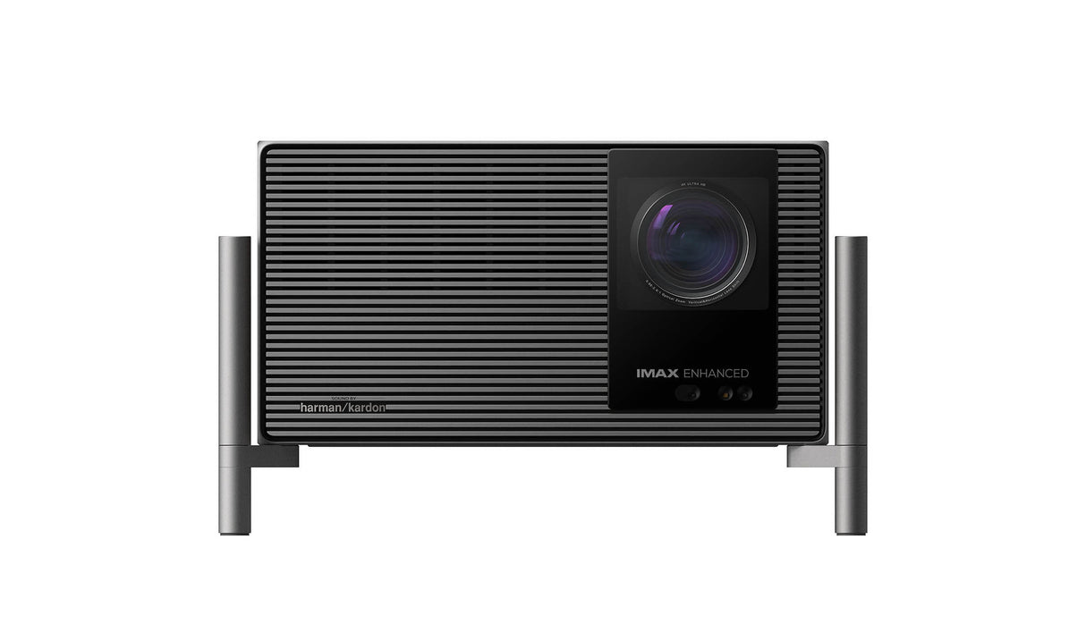 XGIMI TITAN Noir Laserprojektor - Frontansicht mit Objektiv und Harman Kardon