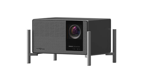 XGIMI Titan Noir Pro Beamer - Schrägansicht mit Objektiv