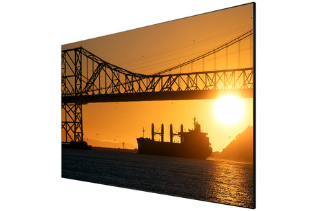 celexon CLR UST SlimLine Rahmenleinwand 130 Zoll - Schrägansicht mit projiziertem Bild