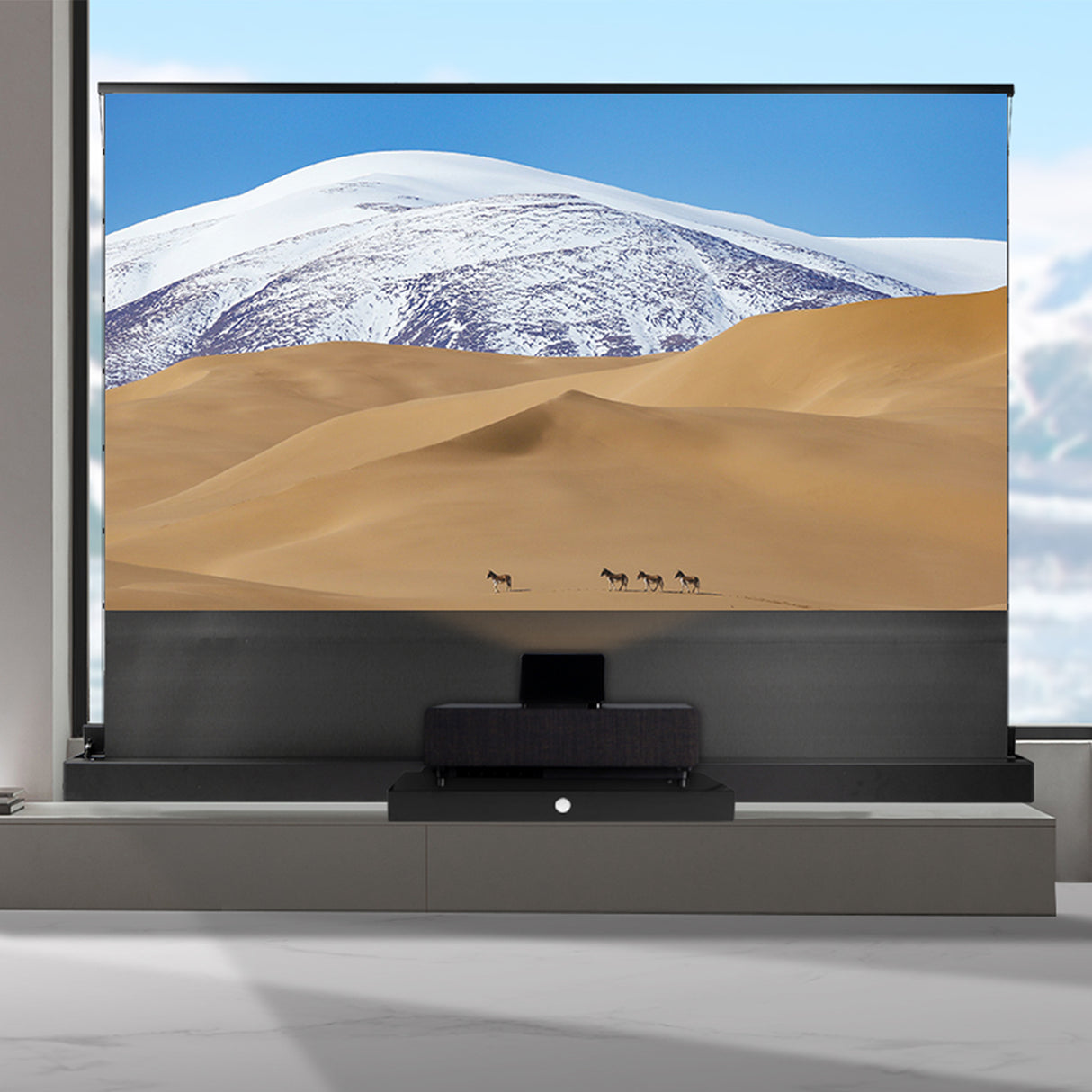 celexon CLR UST Kontrastleinwand II Plus 100 Zoll schwarz - Wohnzimmer-Ambiente mit projiziertem Bild
