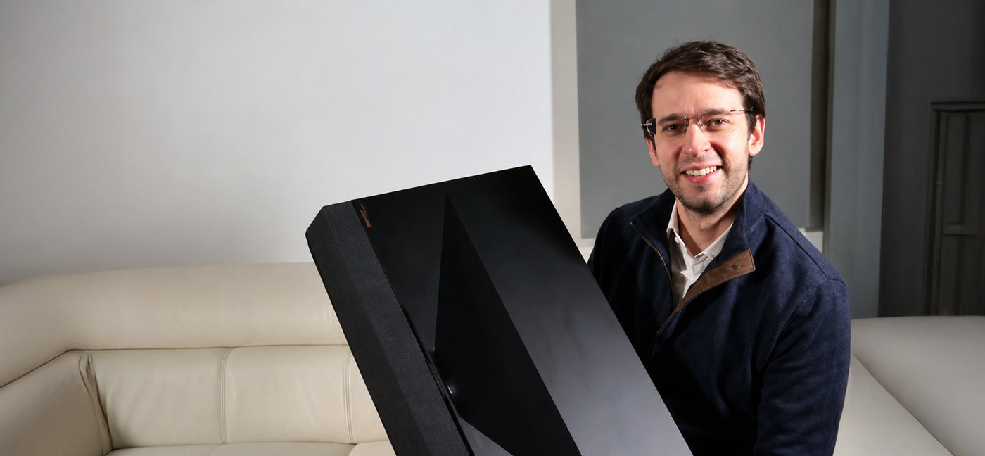 Mann trägt großen Fernseher ins Wohnzimmer